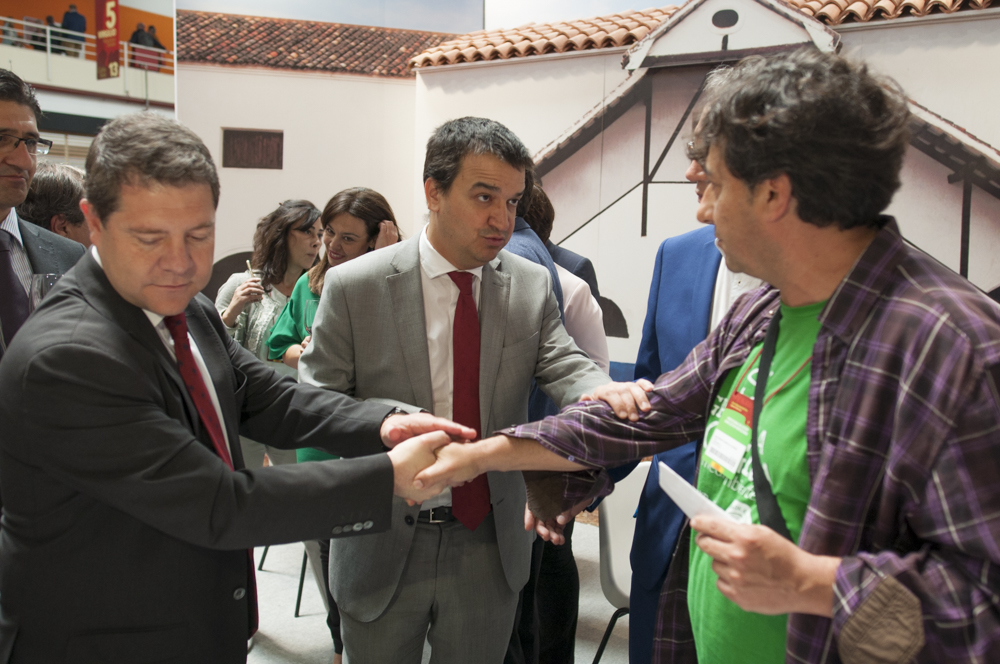 El presidente de Castilla-La Mancha retoma el compromiso de diálogo con la Plataforma
